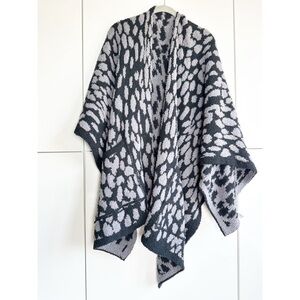 Modern Expressions Shawl Wrap Black Gray One Size Warm Fuzzy Front Pockets